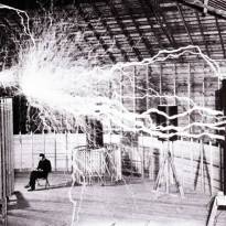 Никола Тесла во время эксперимента с электрическим разрядом в своей лаборатории в Колорадо. 1899 г.