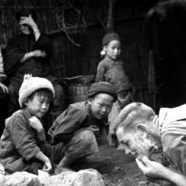 Изумление китайских детей можно понять - они никогда не видели бреющегося мужчину. Американский солдат совершает обряд бритья, 1944 год, провинция Юнань, Китай.