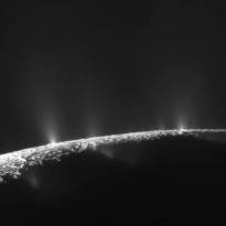 Гейзеры на Энцеладе. Одно из самых интересных явлений на этом спутнике Сатурна. Многокилометровые ледяные фонтаны, бьющие из трещин в районе южного полюса. Подробнее по ссылке «источник».