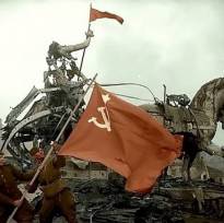 Красные знамена на квадриге Бранденбургских ворот. Берлин. Май 1945 года.