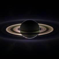 Земля - маленькая точка над левым краем основного кольца Сатурна.