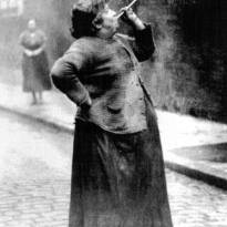 За шесть пенсов в неделю (на одного клиента) Мэри Смит из Брентон Street работала будильником  - будила клиентов, «стреляя» горохом в окна их спален.