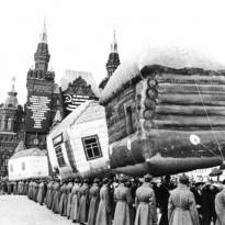 Заменим соломенную крышу черепицей! Парад на Красной площади, 1931 г.