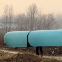 Женщина несет шестиметровый полиэтиленовый пакет с природным газом, провинция Шаньдун, Китай. Местные жители добывают природный газ на соседнем нефтяном месторождении и используют его в бытовых целях.