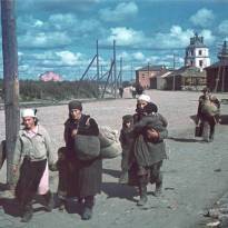 Гжатск под немецкой оккупацией. Беженцы на фоне Казанской церкви. Цветные снимки 1942 года, сделанные оккупантами.