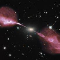 Cнимок выбросов (джетов) с полюсов сверхмассивной черной дыры в центре эллиптической галактики Геркулес А.