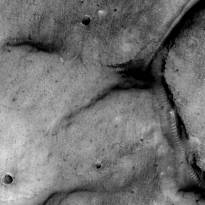 «Стеклянные тоннели» на Марсе (1). Снимки переданы американской беспилотной станцией «MarsGlobal» 11 августа 1999 г. В районе равнины Ацедалия были найдены объекты, которые на сайтах независимых исследователей Марса фигурируют под названиями «стеклянные туннели», «стеклянные трубы» и «стеклянные черви».