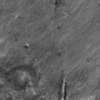 «Стеклянные тоннели» на Марсе (7). Снимки переданы американской беспилотной станцией «MarsGlobal» 11 августа 1999 г. В районе равнины Ацедалия были найдены объекты, которые на сайтах независимых исследователей Марса фигурируют под названиями «стеклянные туннели», «стеклянные трубы» и «стеклянные черви».