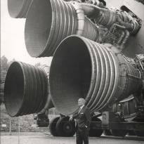 Конструктор немецких ракет Фон Браун позирует на фоне сопел двигателя F-1 ракеты Saturn IV, 1960 г., США.