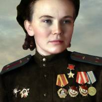 Ульяненко Нина Захаровна - командир звена 46-го гвардейского ночного бомбардировочного авиационного полка, Герой Советского Союза. Фото октябрь 1945 года.