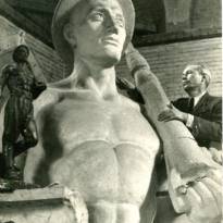 Скульптор ваяет статую Алексея Стаханова, 1930-е.