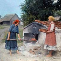 Две венгерские крестьянки пекут хлеб в старинной печи. Июнь 1932 г.