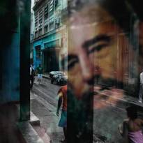 Отражение. Оригинальный кадр, случайно сделанный туристами в одном из рабочих районов Гаваны. Характерный для этой местности пейзаж за окном - и на его фоне портрет Фиделя Кастро, отражение плаката, висящего на стене.
