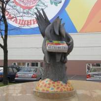Памятник в Москве плавленому сырку «Дружба». Сырок, как можно заметить, вместе держат ворона и лисица.:)