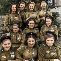 Женщины-снайперы 3-й ударной армии 1-го Белорусского фронта, выпускники Центральной женской школы снайперской подготовки (ЦЖШСП). Фото 4 мая 1945 года.