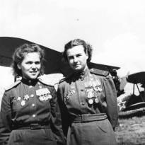 Ночные ведьмы. 1945 г. Летчицы 46-го гвардейского ночного бомбардировочного авиационного полка  Наталья Меклин (справа, 980 боевых вылетов) и Руфина Гашева (слева, 848 боевых вылетов).