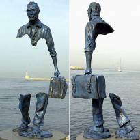 Рваные скульптуры. Французский скульптор Бруно Каталано (1960 г.р.) известен благодаря своим необычным «рваным» скульптурам. Самая нашумевшая серия его скульптур - Les Voyageurs - «Путешественники», и