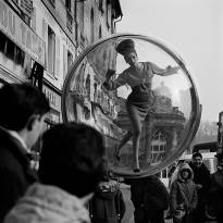«Simone, Bubble, Seine, Paris, 1963» (2). © Мелвин Сокольски.