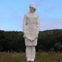 Памятник медсестре на острове Рыбачий. 