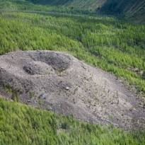 Патомский кратер в Иркутской области, представляет собой конусовидный холм, состоящий из дробленого известняка, диаметром до 180 м. Является одним из самых таинственных природных объектов в мире.