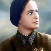 Командир 587-го бомбардировочного авиаполка Раскова Марина Михайловна, Герой Советского Союза. По её инициативе были созданы три женских авиационных полка.