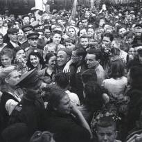 Встреча воинов - победителей. 1945 г. Москва. Белорусский вокзал. Фото Аркадия Шайхета (1898 - 1959 гг.)