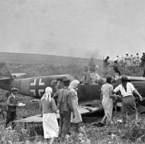 Колхозники рассматривают сбитый немецкий самолет. 1944 г. Фото: Георгий Зельма.