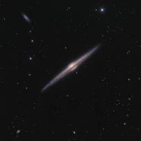 NGC 4565. Галактика на ребре. Находится примерно в 40 миллионах световых лет от нас и имеет размер около 100 000 световых лет. Располагается в пределах созвездия Волосы Вероники.