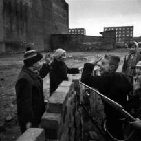 Дети в Западном Берлине играют в строительство стены.