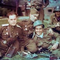 Советские и американские военнослужащие во время встречи на Эльбе. Время съемки — апрель 1945 года.