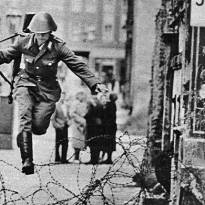 Прыжок Шумана. Знаменитый снимок Питера Лейбинга — солдат армии ГДР бежит из восточного сектора Берлина в западный.