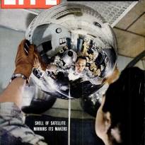 Американский спутник. 3 июня 1957 г. Как в зеркале, в нём отражается не только лицо одного из его создателей, но и вся мощь Америки, приготовившейся сделать первый шаг на долгом пути покорения космоса. Спутник блистал на выставках и обложках глянцевых журналов, но не стал ни первым в космосе, ни первым американским спутником. Как часто бывает, 99% разговоров досталось ему, а 100% дела - совсем другим.