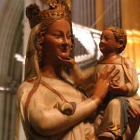 Испания. Скульптура Богоматери с Младенцем.
