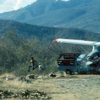 Уникальное фото уникального ДТП, случившегося в Гватемале в 1976 г. Ни один человек в столкновении не пострадал.