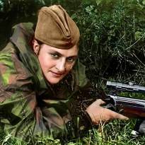 Старший сержант Людмила Михайловна Павличенко - снайпер 25-й Чапаевской дивизии Приморской армии, будущий Герой Советского Союза.