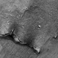 «Стеклянные тоннели» на Марсе (2). Снимки переданы американской беспилотной станцией «MarsGlobal» 11 августа 1999 г. В районе равнины Ацедалия были найдены объекты, которые на сайтах независимых исследователей Марса фигурируют под названиями «стеклянные туннели», «стеклянные трубы» и «стеклянные черви».