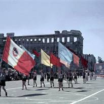 Первый послевоенный физкультурный парад в Сталинграде. Май 1945 г. Площадь Павших борцов, позади – руины первого дома Советов. Фото Марка Редькина.