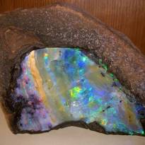 Как правило, австралийский опал окрашен в два или три цвета. Но есть камни, которые сохранили в себе радугу – они переливаются всеми существующими цветами.