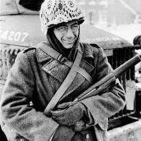 «Февраль 1945 года. Армия США движется через Люксембург. Сержант надел кружева на каску в шутку. Оказалось, что это прекрасная зимняя маскировка».