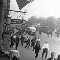 Трамваи на Невском встали, люди с улыбками на лицах бегут в бомбоубежище. Одна из первых бомбёжек Ленинграда, 24 июня 1941 года. Фото: Григорий Чертов.