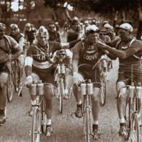 Курильщики на Тур де Франс, 20–е. В те годы среди велогонщиков бытовало мнение о том, что курение является продвинутым методом очистки легких и увеличения их дыхательной мощности и объема.