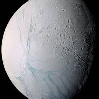 Энцелад. Вероятно самый загадочный спутник в системе Сатурна. Подробнее по ссылке «источник».
