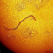Гигантская полоса на Солнце длиной 800 000 км. За три дня эта полоса выросла примерно в три раза. Ученые говорят, что область темного пятна, которая характеризуется пониженными температурами, разрастается гигантскими темпами: за три дня она увеличилась примерно в три раза – до 800 тыс. км в длину. Визуально полоса похожа на трещину.