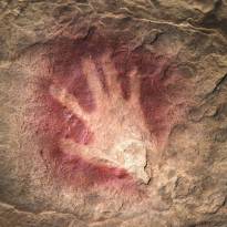 «Негатив» руки человека. Возраст: 30000 лет. Использовалась техника распыления пигмента на стену, когда он продувается через трубку либо выплевывается прямо изо рта. Рисунки кроманьонцев в пещере Шове (Франция). Древнейшая в мире наскальная живопись.