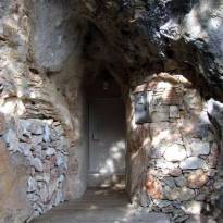 Вход в пещеру Шове (Франция). Пещера содержит древнейшую в мире наскальную живопись. ~ 31-33 тысячи лет.