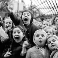 На кукольном представлении в парижском парке. Момент убийства змея Святым Георгием. 1963 год. Один из легендарных снимков журнала Life. Фотограф - Альфред Айзенштадт.