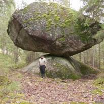 Камень Kummakivi. «Странная Скала» образовалась в последний ледниковый период. Окруженный густым лесом, этот гигантский монолит балансирует на другом камне.