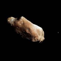 На картинке изображен астероид Ида, а Дактиль — это всего лишь маленькая точка справа. Дактиль является удивительным объектом, потому что вращается не вокруг планеты, а вокруг астероида.
