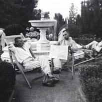 У фонтана. Крестьяне отдыхают в царском дворце Ливадия. 1926 г. Фото Аркадия Шайхета (1898 - 1959 гг.)