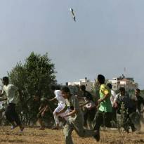 Палестинские подростки разбегаются, спасаясь от ракеты, падающей на сектор Газа. Фотография, получившая Пулитцеровскую премию 2008 г.